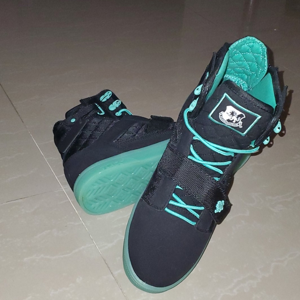 Sneakers - Picture 4 of 5